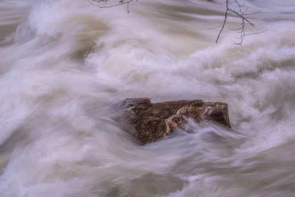 Plně Tekoucí Horská Řeka Karpatech — Stock fotografie