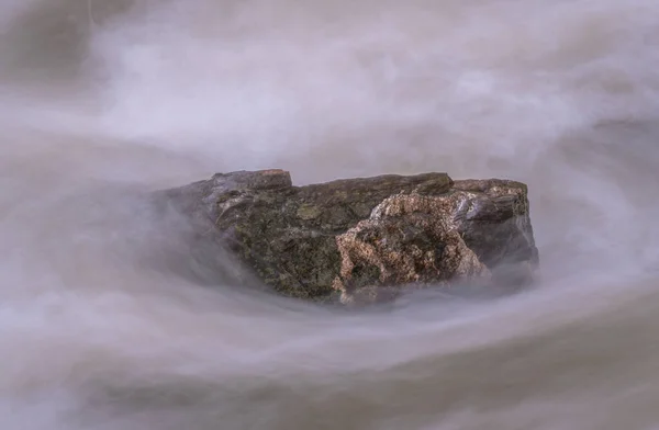 Rio Montanha Pleno Fluxo Nas Montanhas Cárpatas — Fotografia de Stock