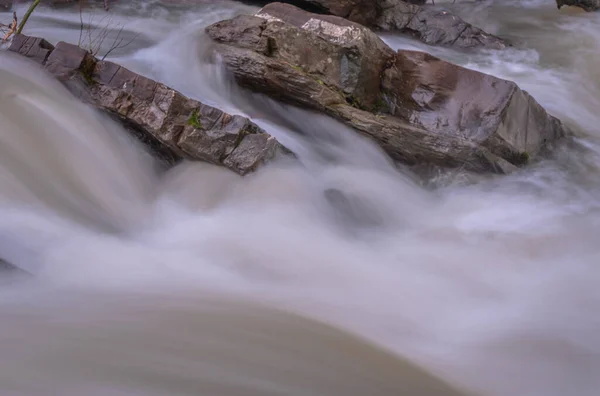 Plně Tekoucí Horská Řeka Karpatech — Stock fotografie