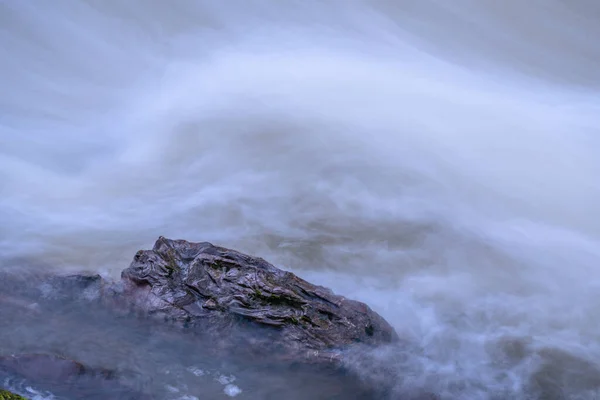 Rio Montanha Pleno Fluxo Nas Montanhas Cárpatas — Fotografia de Stock