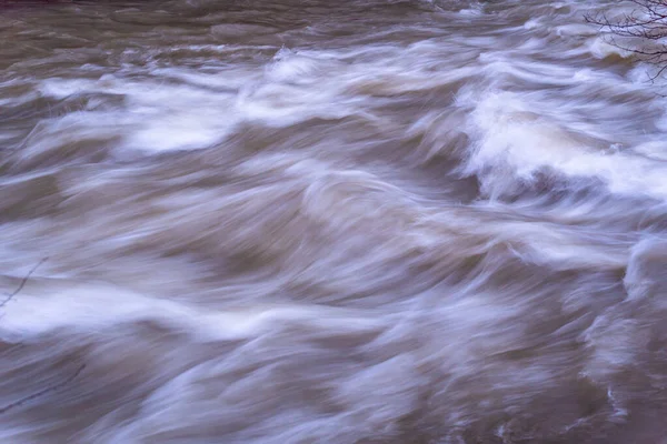 Plně Tekoucí Horská Řeka Karpatech — Stock fotografie