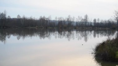 Bir dağ gölü üzerinde kış günbatımı manzarası
