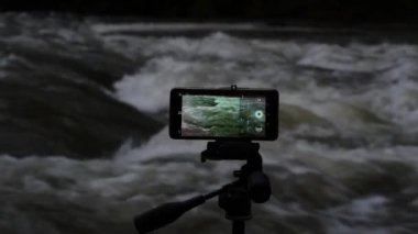 Bir dağ nehrinin çekim videosu