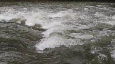 Karpat Dağları 'nda akan dağ nehri