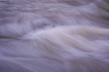 Karpat Dağları 'nda akan dağ nehri