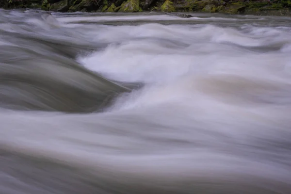 Rio Montanha Pleno Fluxo Nas Montanhas Cárpatas — Fotografia de Stock