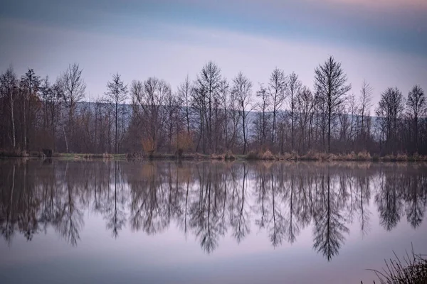 Bir Dağ Gölü Üzerinde Kış Günbatımı Manzarası — Stok fotoğraf