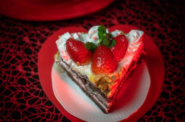 Sevgililer Günü kutlaması için pasta