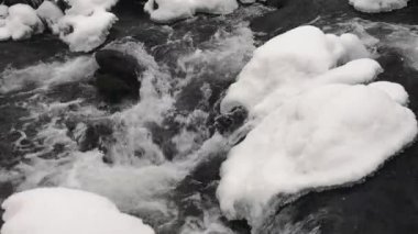 Karpatya Dağları 'nda tam teşekküllü şelale.