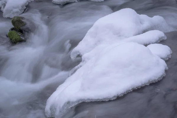 Cachoeira Pleno Fluxo Nas Montanhas Cárpatas Queda Neve — Fotografia de Stock