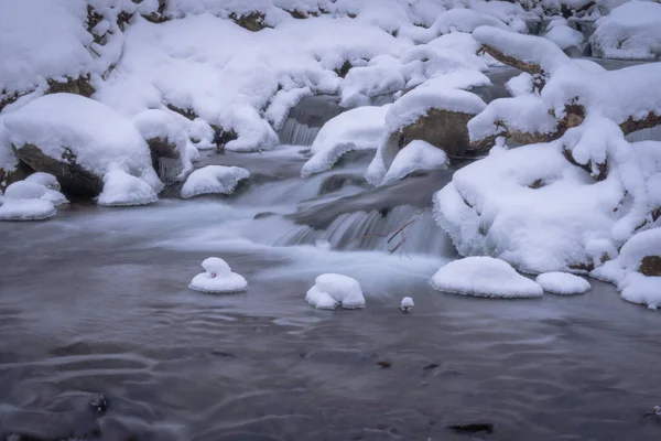 Plně Tekoucí Vodopád Karpatech Sněhu — Stock fotografie