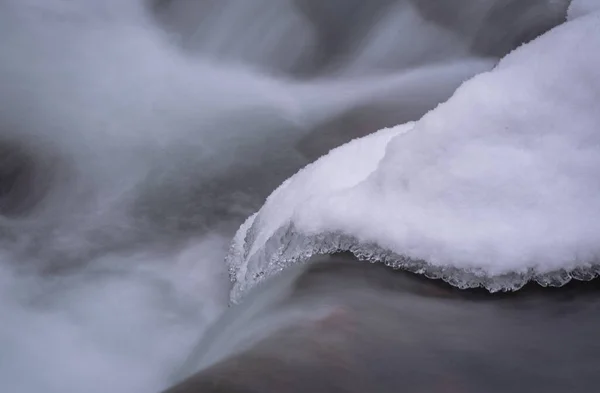 Cascada Que Fluye Las Montañas Los Cárpatos Nevadas — Foto de Stock