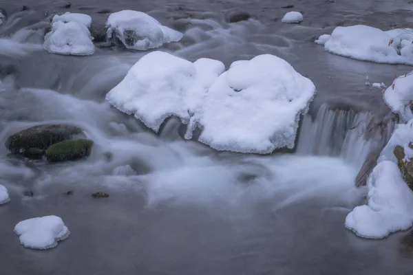 Cachoeira Pleno Fluxo Nas Montanhas Cárpatas Queda Neve — Fotografia de Stock