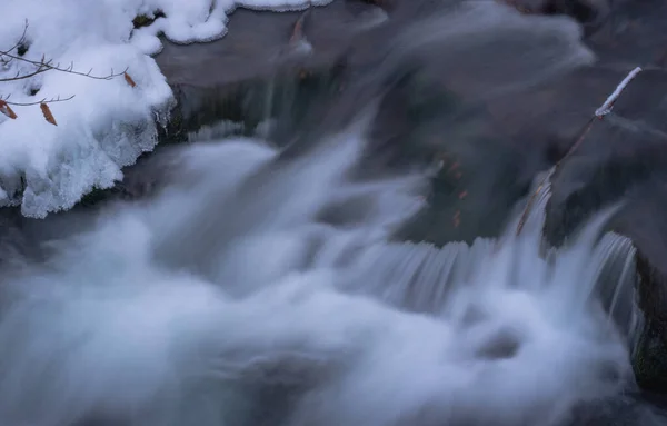 Cascade Coulante Dans Les Carpates Chutes Neige — Photo