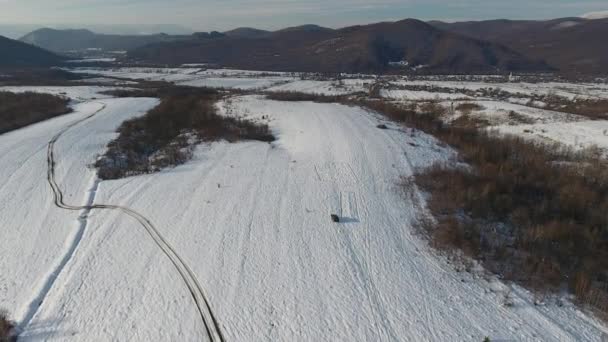 Аэрофотосъемка Внедорожника Зимой Карпатах — стоковое видео