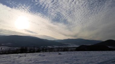 Gün batımında Karpatların kışın manzarası