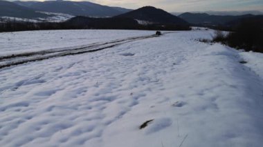 SUV kışın Karpatlar 'da seyahat eder.