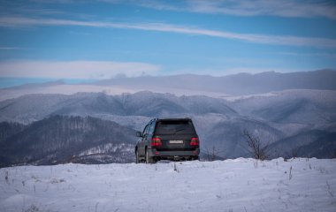 SUV kışın Karpatlar 'da seyahat eder.