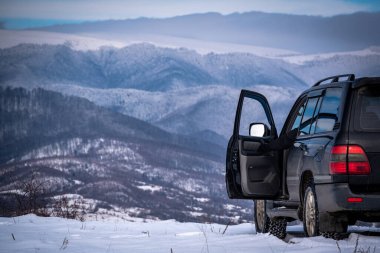 SUV kışın Karpatlar 'da seyahat eder.