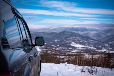 SUV kışın Karpatlar 'da seyahat eder.