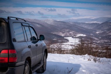 SUV kışın Karpatlar 'da seyahat eder.