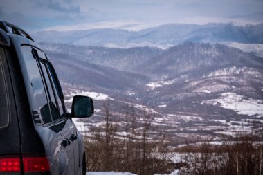 SUV kışın Karpatlar 'da seyahat eder.
