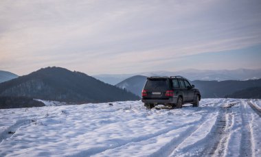 SUV kışın Karpatlar 'da seyahat eder.