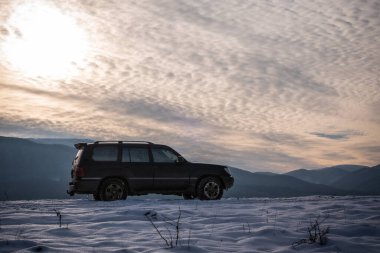 SUV kışın Karpatlar 'da seyahat eder.