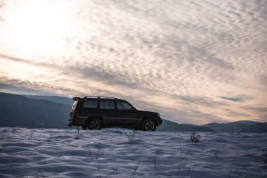 SUV kışın Karpatlar 'da seyahat eder.