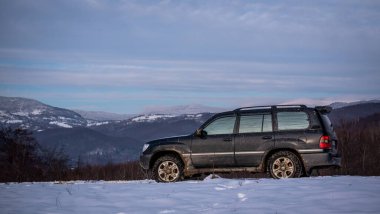 SUV kışın Karpatlar 'da seyahat eder.