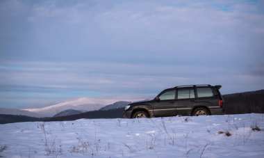 SUV kışın Karpatlar 'da seyahat eder.