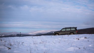 SUV kışın Karpatlar 'da seyahat eder.