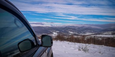 SUV kışın Karpatlar 'da seyahat eder.