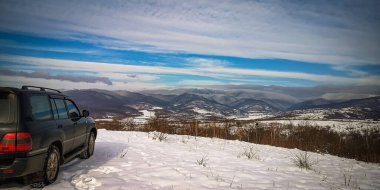 SUV kışın Karpatlar 'da seyahat eder.