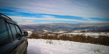 SUV kışın Karpatlar 'da seyahat eder.