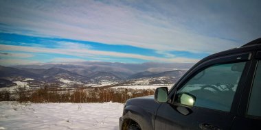 SUV kışın Karpatlar 'da seyahat eder.
