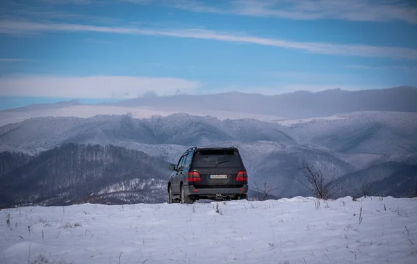 Suv Viagens Inverno Cárpatos — Fotografia de Stock