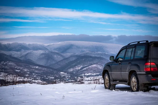 Suv Travels Winter Carpathians — Stock Photo, Image