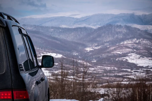 SUV kışın Karpatlar 'da seyahat eder.
