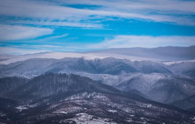  Gün batımında Karpatların kışın manzarası