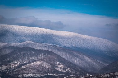  Gün batımında Karpatların kışın manzarası