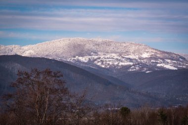  Gün batımında Karpatların kışın manzarası