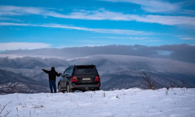 Kış dağlarında kıdemli adam