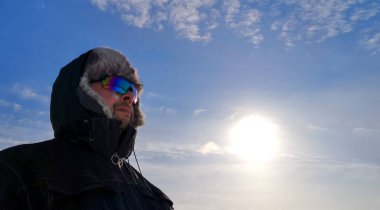 Kış dağlarında kıdemli adam