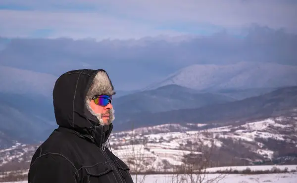 Homem Sênior Montanhas Inverno — Fotografia de Stock