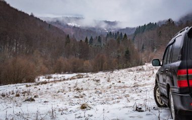 SUV kışın Karpatlar 'da seyahat eder.