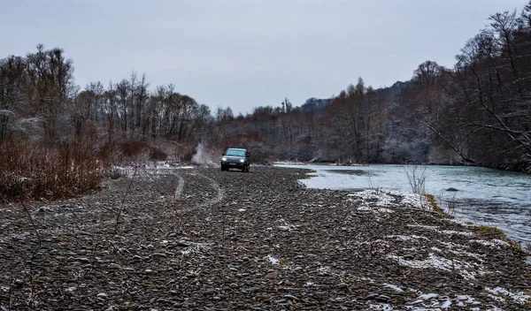 Suv Cestuje Zimě Karpaty — Stock fotografie