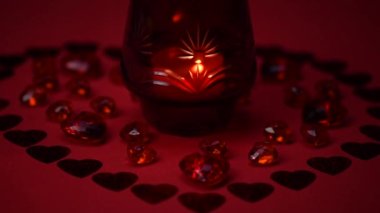 Şenlik dekorunda mum ateşi