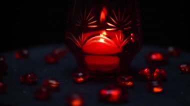 Şenlik dekorunda mum ateşi