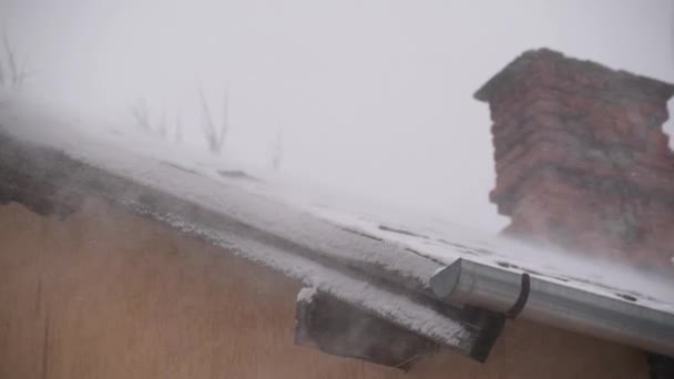 Sneeuwstorm Achtergrond Van Een Betegeld Dak — Stockvideo